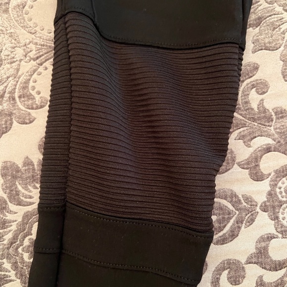 Stretchy Black dress pants with zipper - Picture 3 of 4